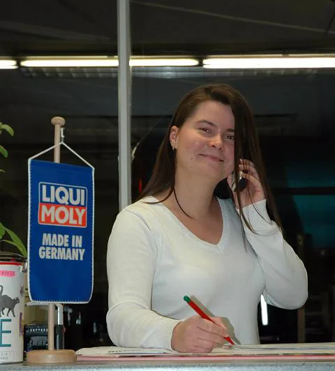 Justine Weber am Büroschalter der Werkstatt, telefonierend