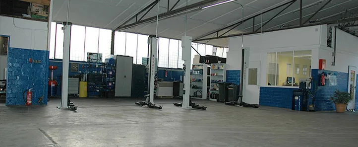 Werkstatthalle von W & S mit mehreren Hebebühnen und Werkzeugwagen
